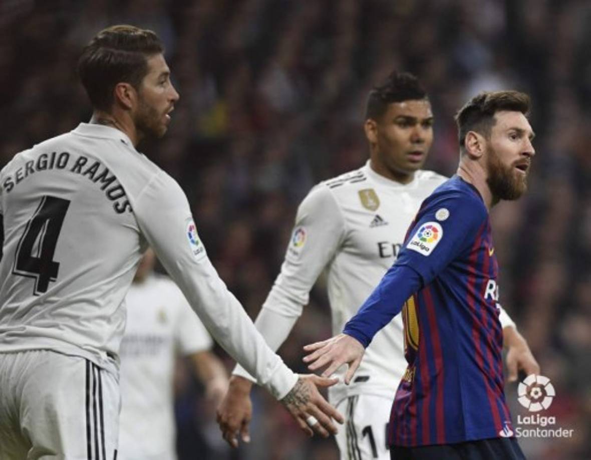 Sergio Ramos y Messi chocan las manos tras una acción del partido. Foto LaLiga.es