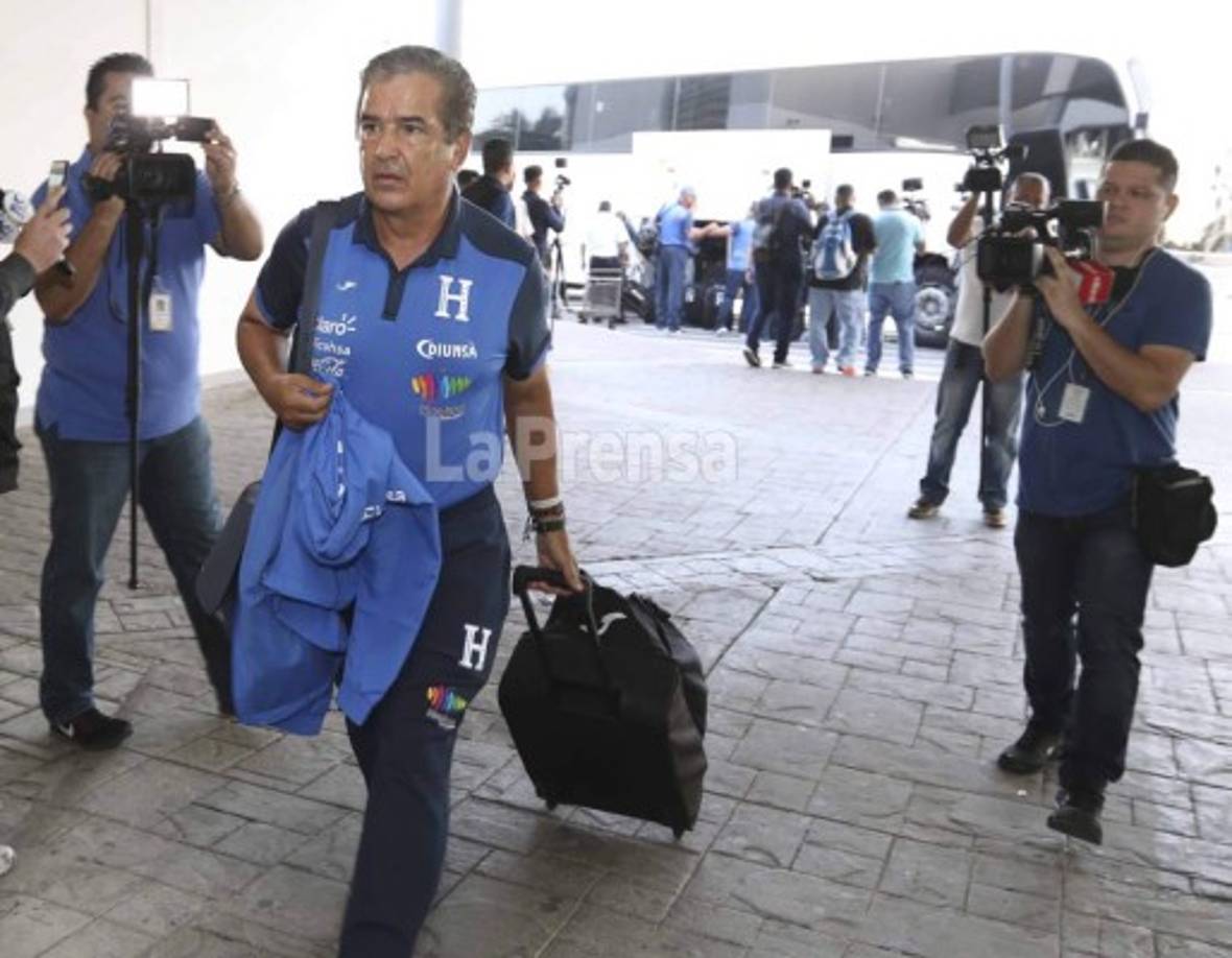 El seleccionador colombiano de Honduras, Jorge Luis Pinto, en el momento que llegaba al Aeropuerto Ramón Villeda Morales. Honduras se enfrenta este viernes a los trinitecos a partir de las 6 de la tarde, hora hondureña.