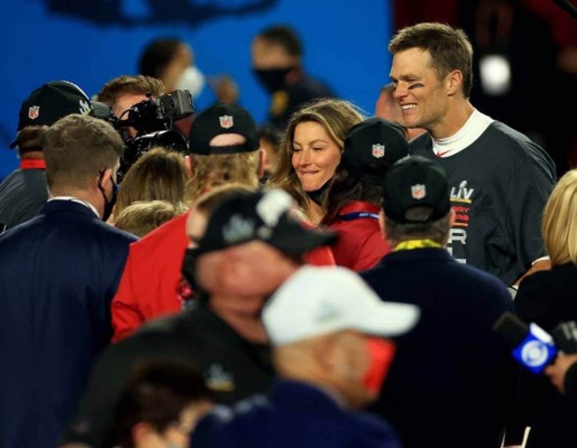 Brady recibió a su familia en el campo para celebrar su victoria con los Bucs de Tampa.