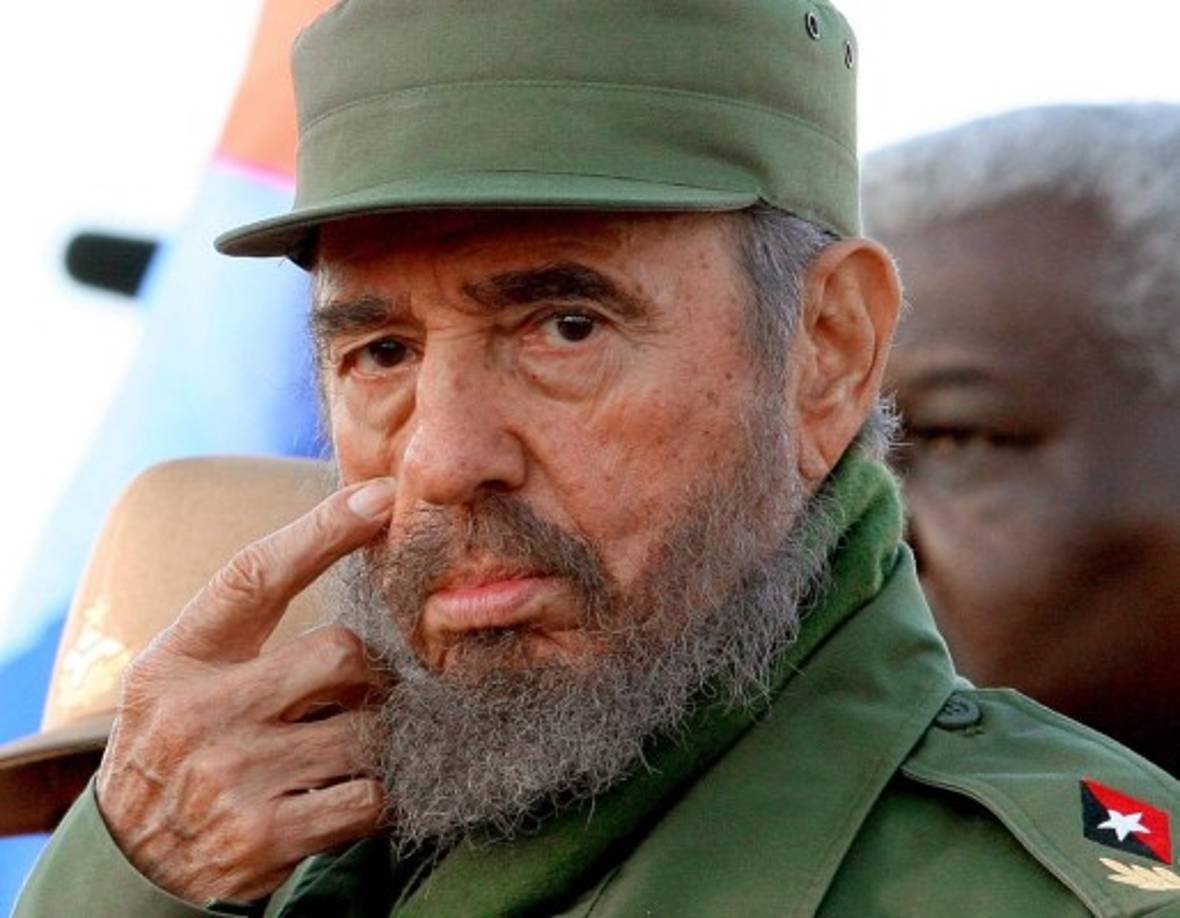 Foto del 6 de febrero de 2006. El presidente de Cuba, Fidel Castro, mientras hace un gesto durante un acto público en homenaje de los ciudadanos cubanos que murieron en los ataques terroristas 06 de febrero de 2006 en La Habana. AFP