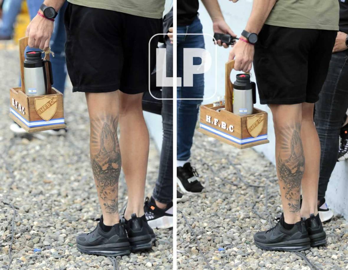 Ramiro Rocca, que sigue sin jugar con el Real España por estar suspendido, llegó así al estadio Morazán mostrando su tatuaje y también con su respectivo mate.