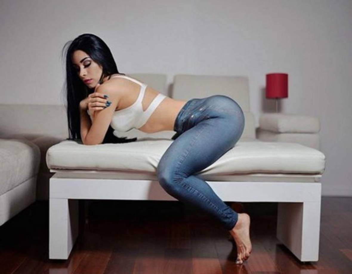 Yuliett Torres: “Bueno, pues quise pasar a saludarlos, ya sé que es algo tarde, pero pues es a la hora que llegué de entrenar, de trabajar y hasta ahorita pude entrar en vivo aquí con ustedes. Pero creo que estoy sola en este momento, no hay nadie, nada más le están poniéndome gusta, pero no hay ningún comentario, ninguna pregunta, ningún beso, ningún abrazo como siempre me los envían'.