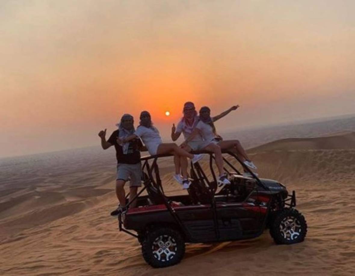 Ivan Rakitic, mediocampista croata del Barcelona, estuvo con su mujer y familia en el desierto.