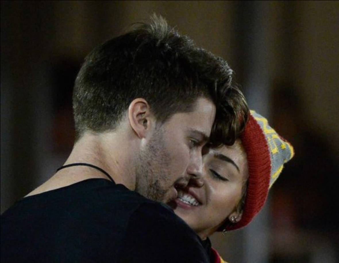 Tal parece ser que el romance ha llegado a las vidas de Miley Cyrus y Patrick Schwarzenegger.
