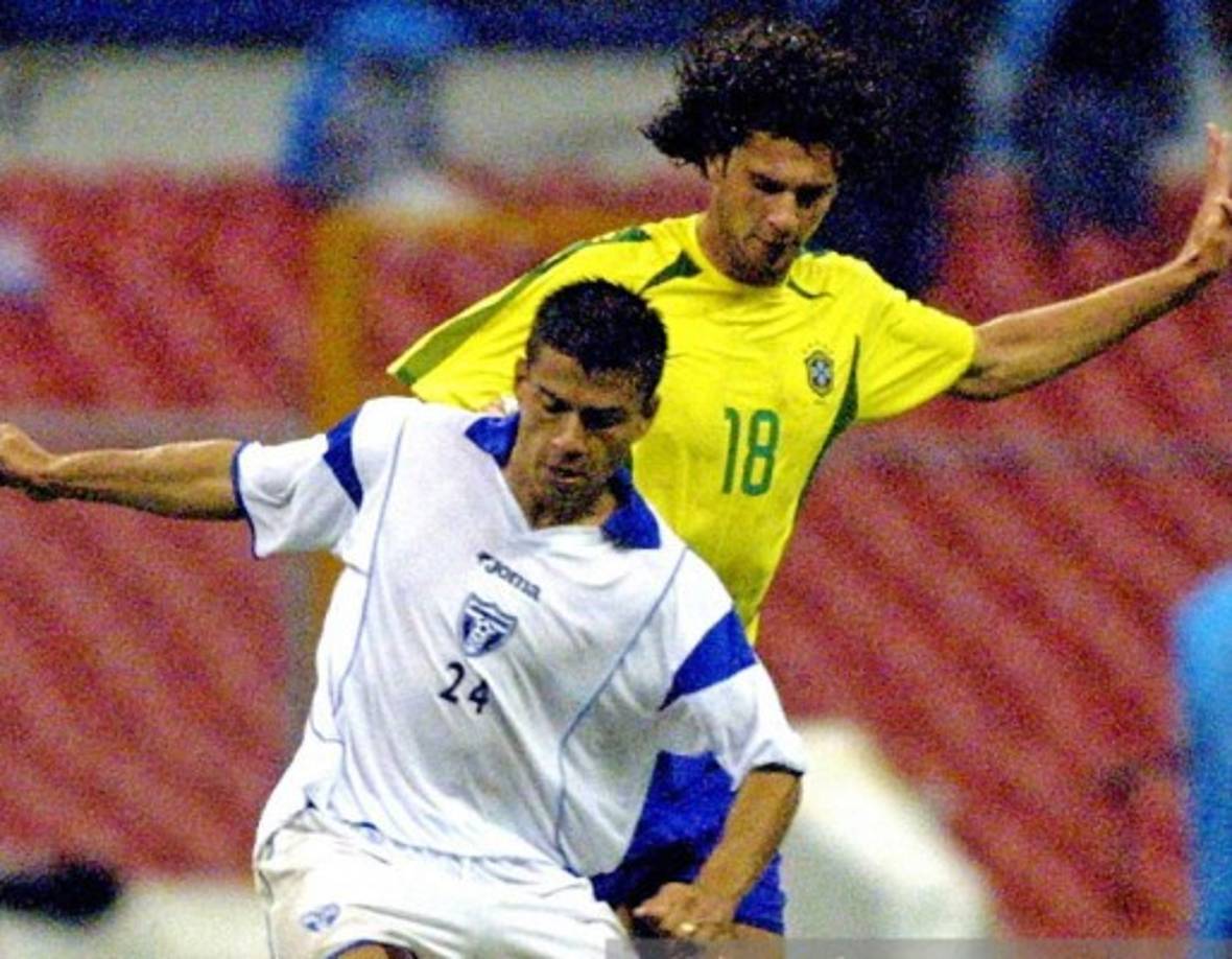 Thiago Motta fue convocado con la selección sub 23 de Brasil para participar en la Copa Oro 2003. Enfrentó a Honduras en el estadio Azteca, aquí marcando a Luis Guifarro.