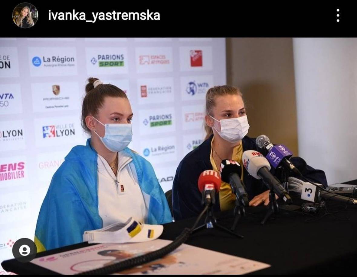 En conferencia de prensa, Dayana Yastremska fue la única en hablar ante la prensa, mientras su hermana portaba sobre sus hombros la bandera ucraniana.