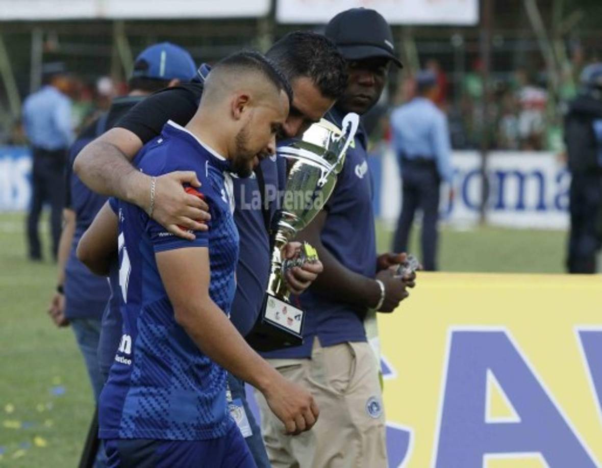 Omar Elvir fue a traer la Copa de Subcampeón.