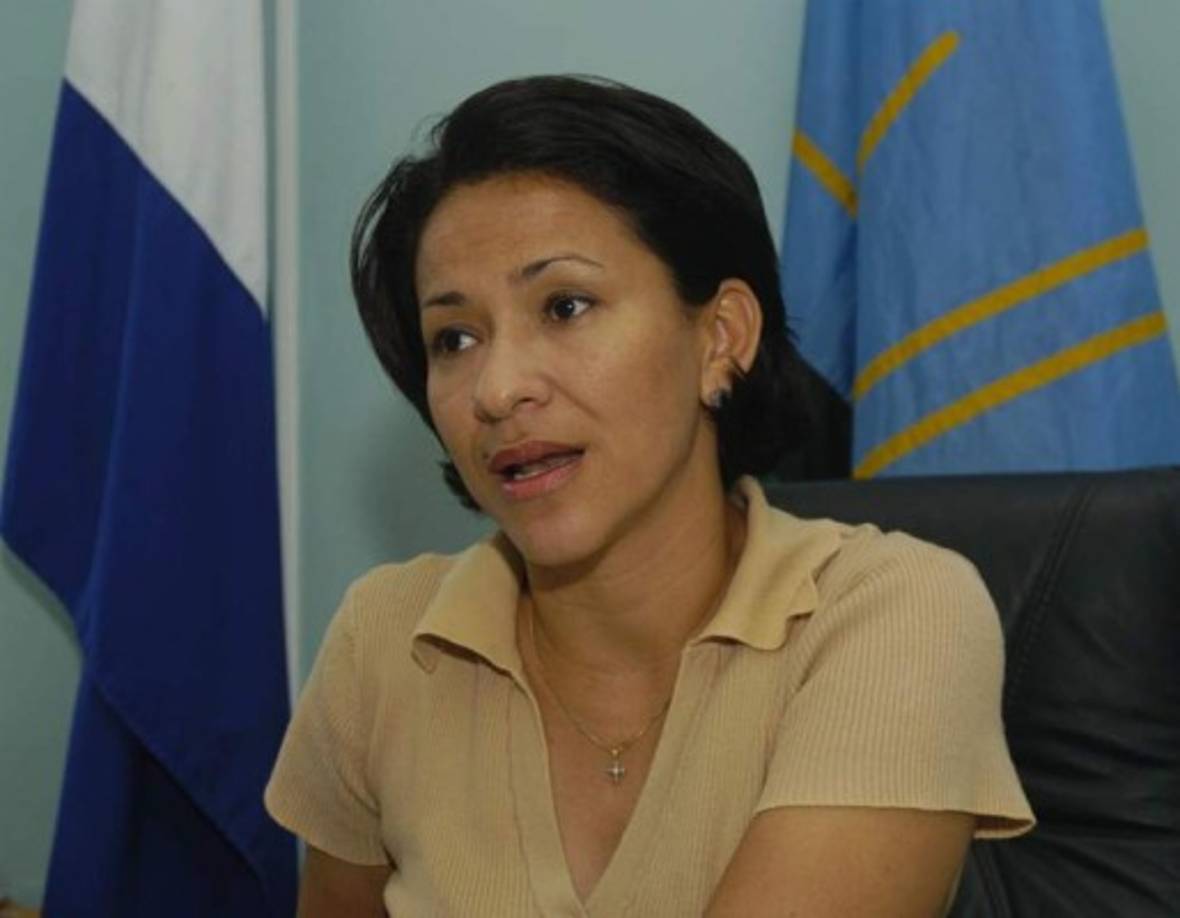 Sandra Deras, del Partido Nacional, fue alcaldesa de Choloma, ha sido acusada en tres ocasiones desde que dejó su cargo por abuso de autoridad, falsificación y malversación de caudales públicos. Fue condenada en 2015 por abuso de autoridad y malversación de 1.3 millones de dólares para la construcción de una carretera y sentenciada a medidas sustitutivas a la prisión.