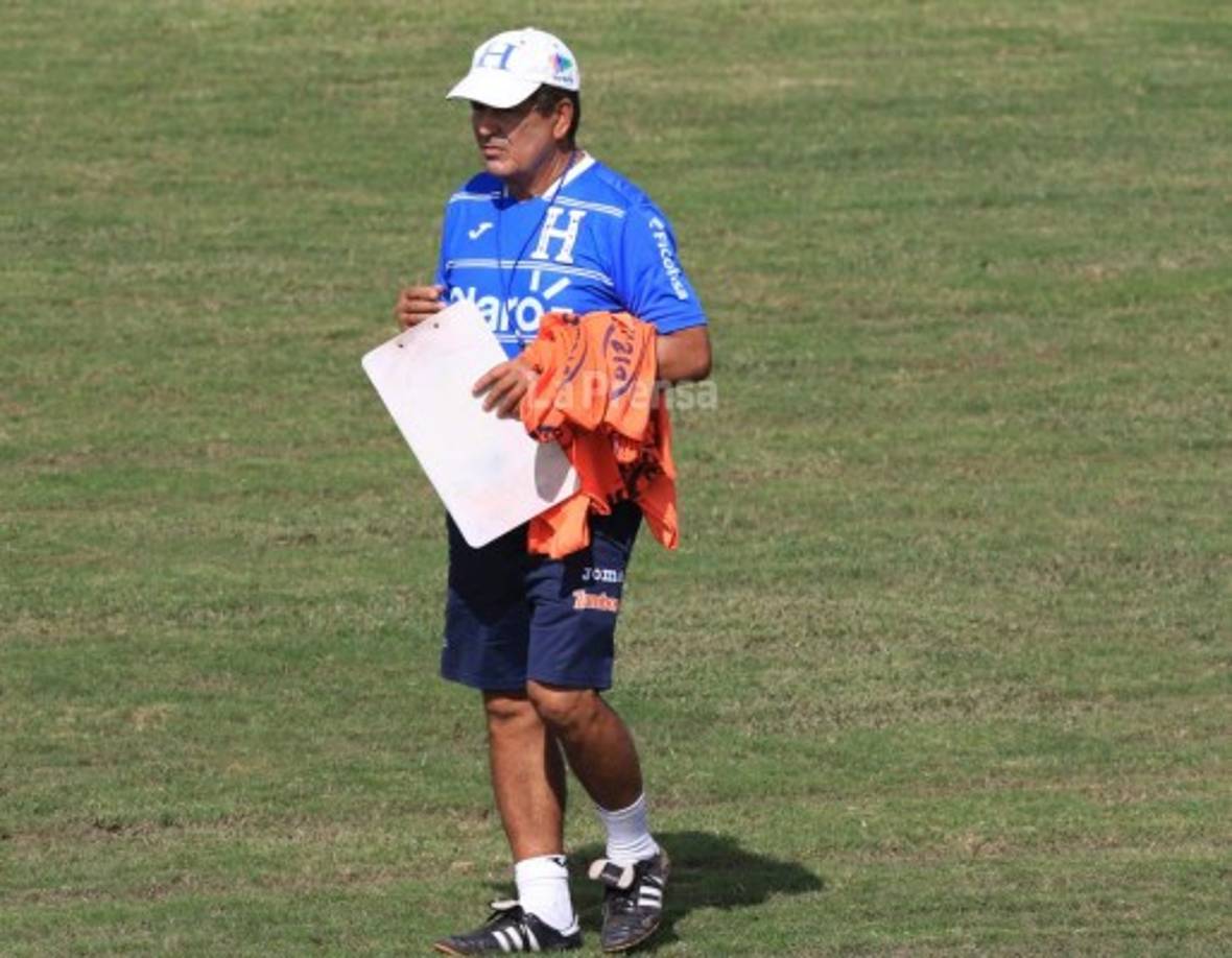 El timonel colombiano fue el primero en ingresar al engramillado del Carlos Miranda para organizar todos los detalles del entrenamiento junto al resto de su cuerpo técnico.