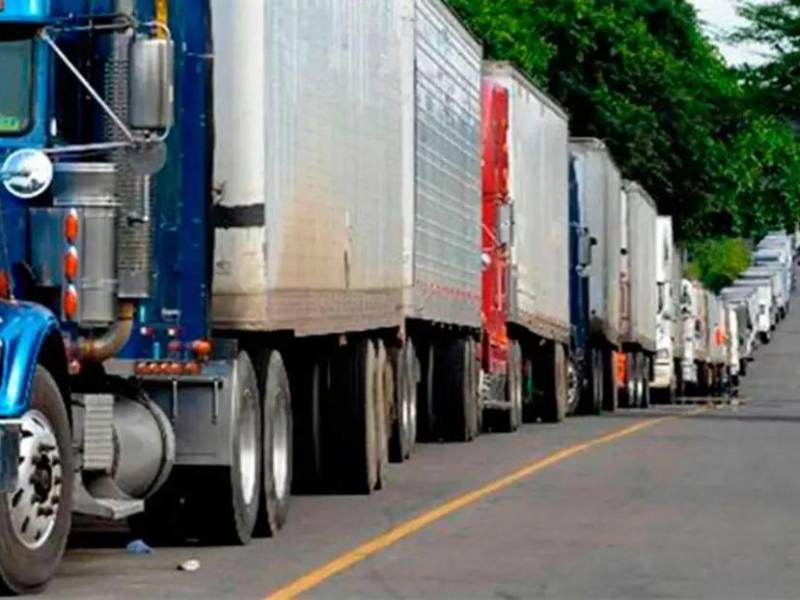 Rastras permanecen en fila sobre una carretera, en medio de protestas del sector transporte por el alza en los costos operativos.