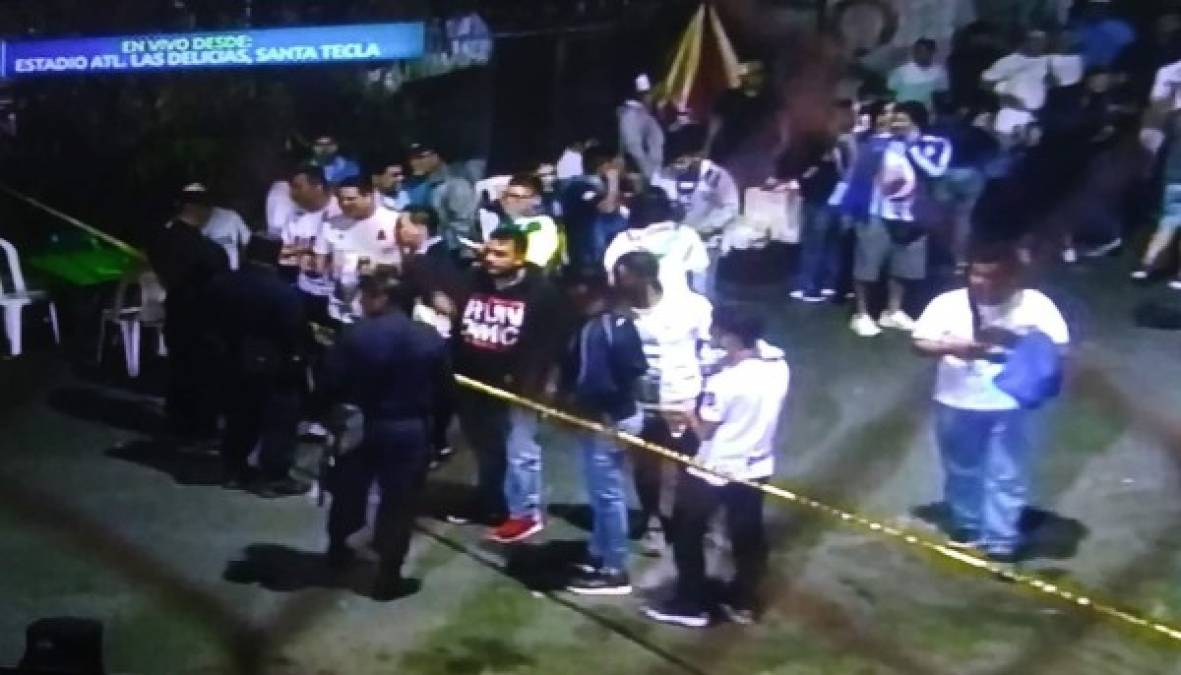Aficionados de Alianza y del Olimpia se han enfrentado violentamente en El Salvador y el partido se tuvo que suspender.
