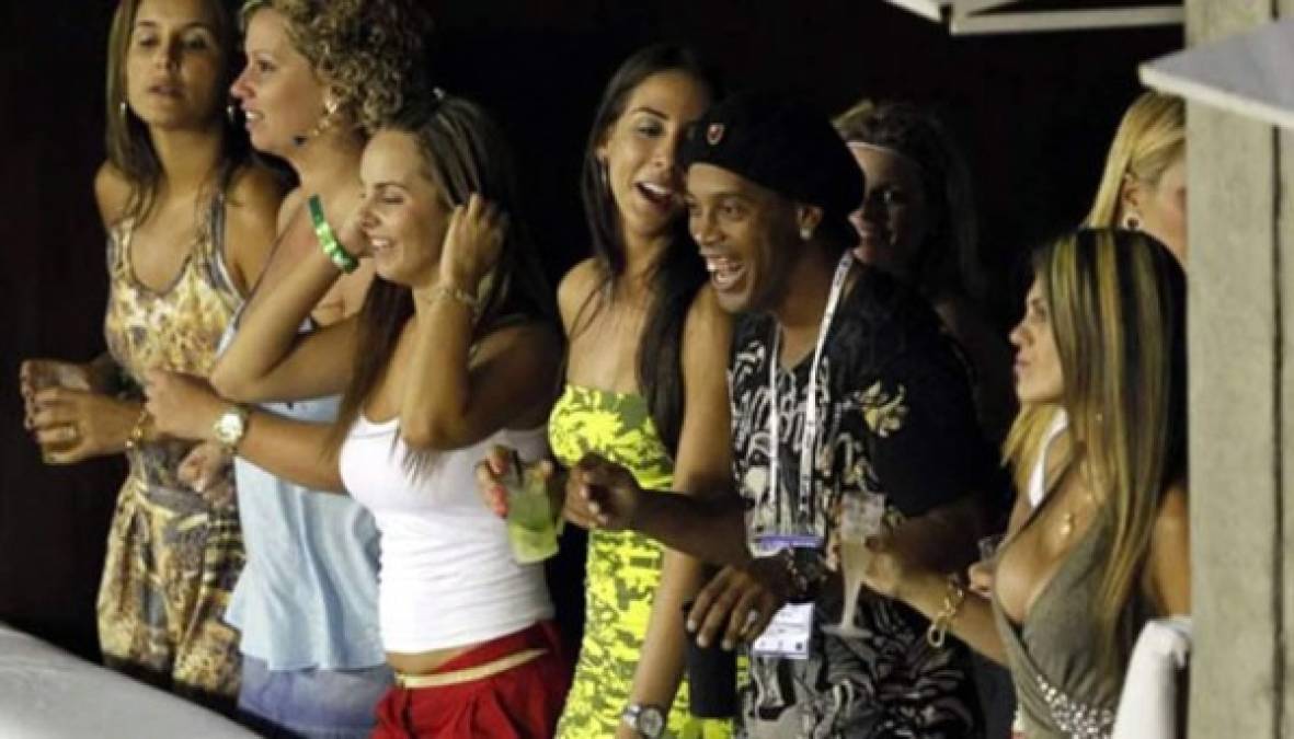 Ronaldinho siempre está acompañado por bellas mujeres.