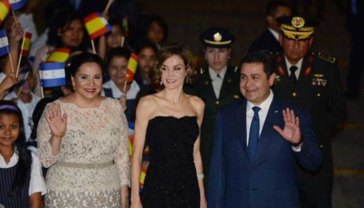 En su honor se realizó una cena Casa de Gobierno en donde fue recibida por el gobernante hondureño y la primera dama Ana Garcìa de Hernández.