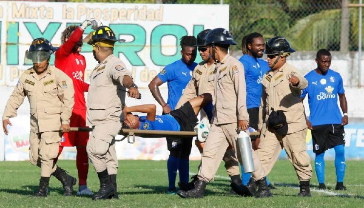 El mediocampista del Honduras Progreso, Juan Ángel Delgado, se retiró en camilla en el primer tiempo del partido contra el Platense tras lesionarse en una jugada.