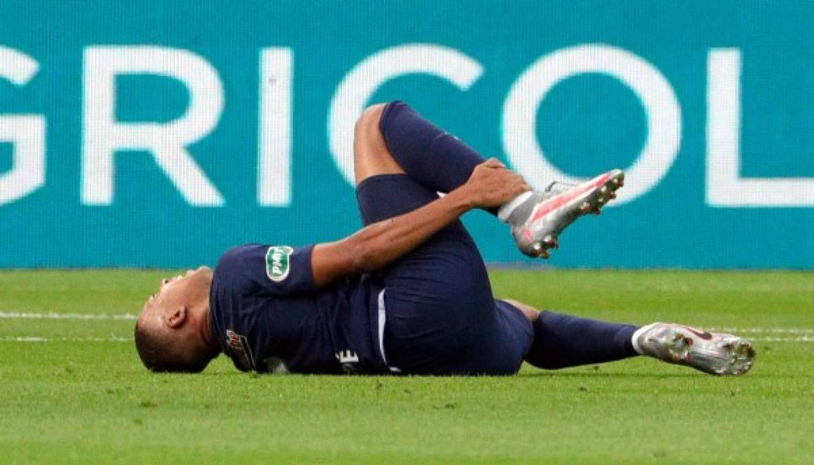 Mbappé se lesionó del pie derecho al momento de la falta y quedó tendido en el césped.