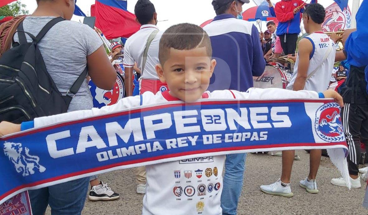 Uno de los muchos niños que llegaron a celebrar el aniversario del Olimpia en las calles de Tegucigalpa.