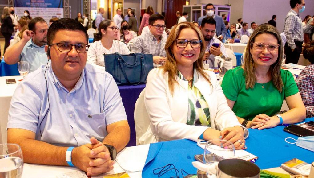 Ricardo Mejía, Lorena Burgos y Abbie Rodríguez