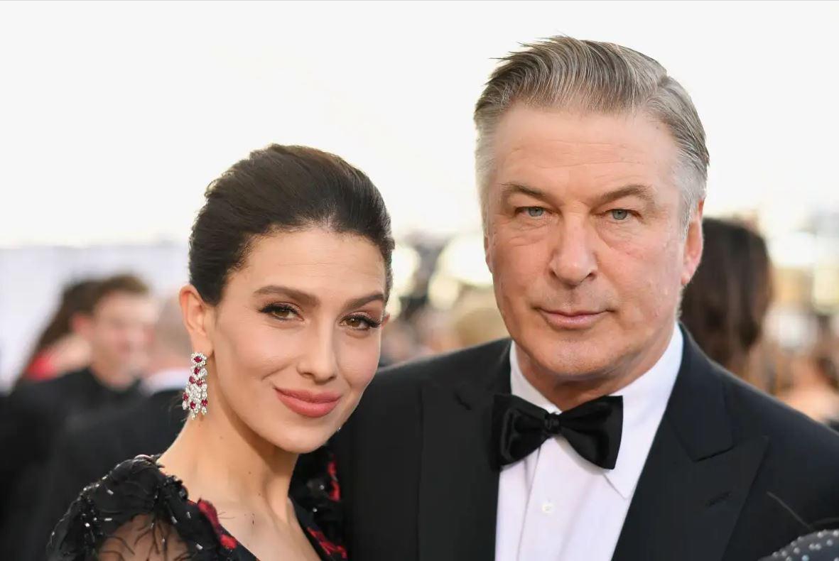 El actor Alec Baldwin le da la bienvenida a su octavo hijo