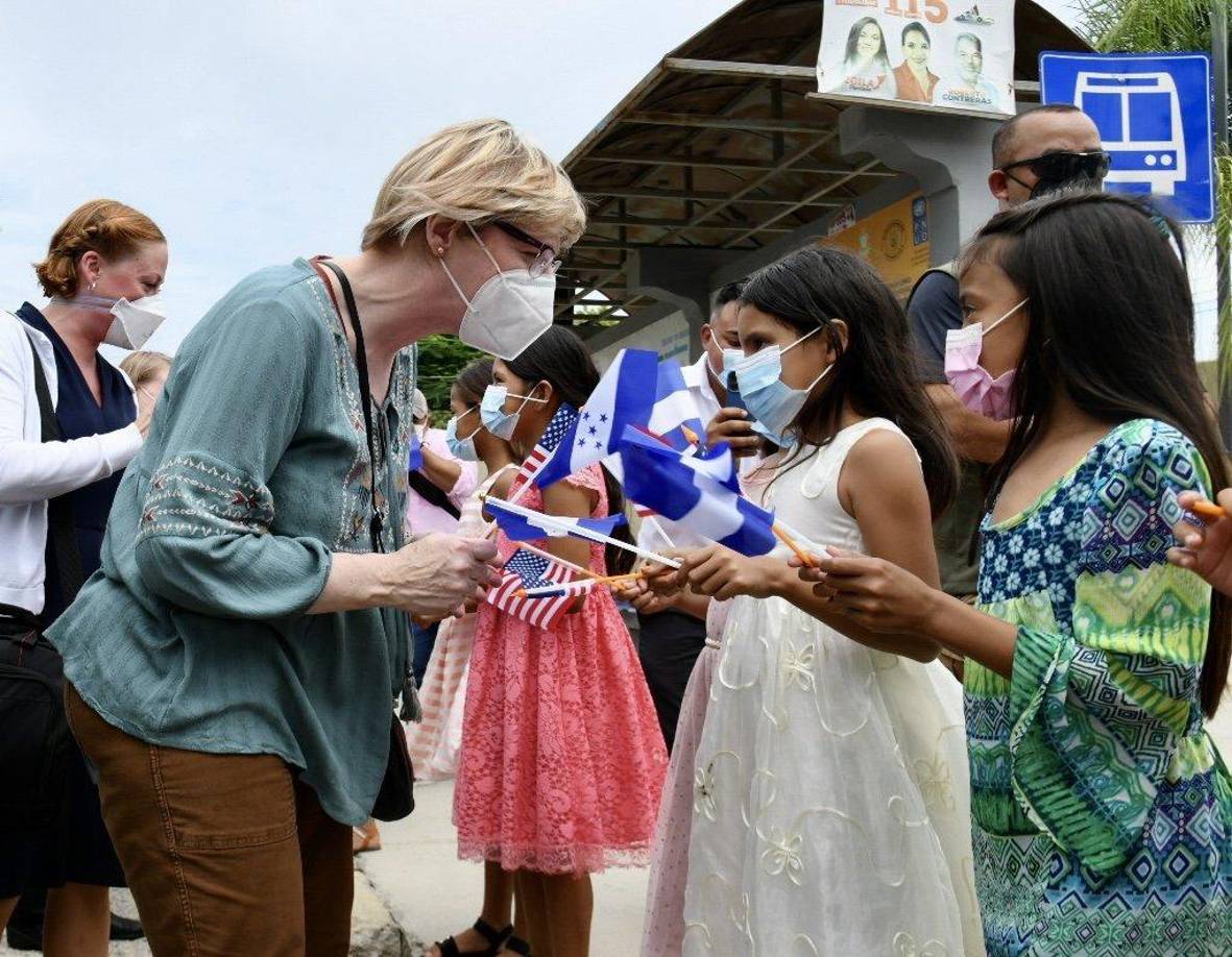 De su lado, la Embajadora de Estados Unidos, Laura Dogu, expresó que “hemos estado por la mañana con el sector privado y esta tarde nos hemos enfocado en las comunidades más vulnerables y los migrantes retornados”.
