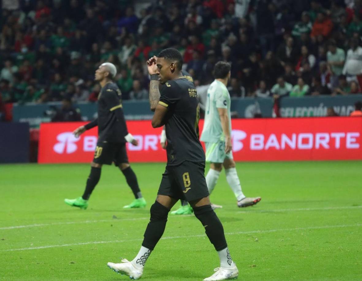 La tristeza de Joseph Rosales tras la dolorosa derrota de la Selección de Honduras.