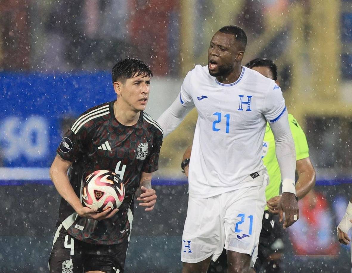 Yustin Arboleda alegando con Edson Álvarez. El delantero colombiano nacionalizado hondureño no se achicó ante los mexicanos.