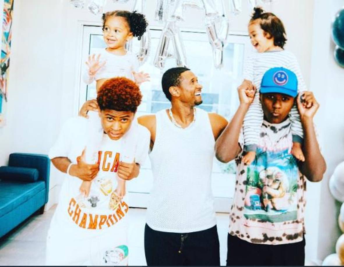 Su nombre completo es Usher Terrence ‘Terry’ Raymond IV, nació en 1978 en Dallas, Texas y tiene cuatro hijos: Naviyd Ely (14), Usher V (13), fruto de su matrimonio con Temeka Foster, y Sovereign Bo (3) y Sire Castrello Raymond (2), hijos de la productora musical Jenn Goicoechea. 