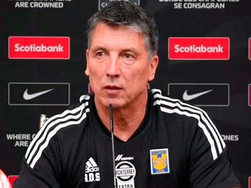 Robeert Dante Siboldi durante la conferencia de prensa previo al duelo ante Motagua.