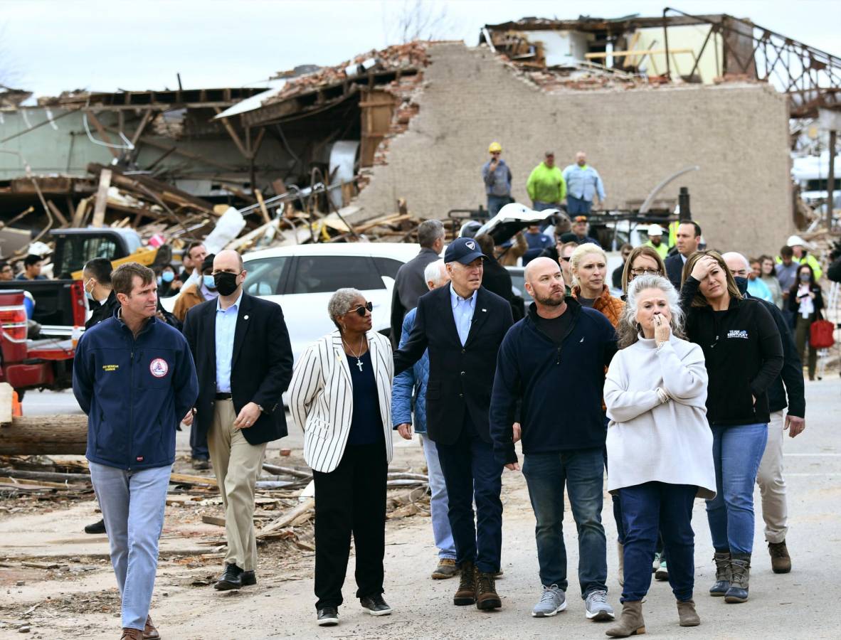 Biden llega a Kentucky para inspeccionar daños tras los mortales tornados