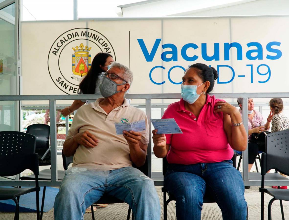 Reducen tiempo de vacunación para combatir la ómicron