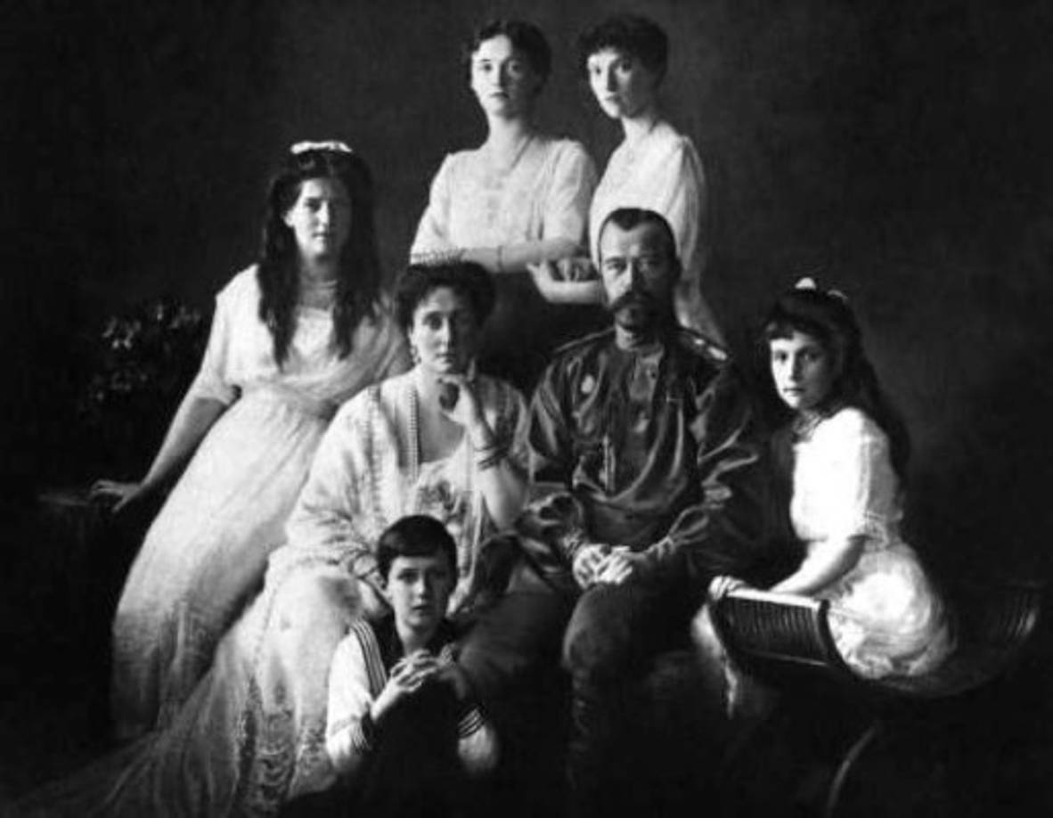 LA MALDICIÓN DE LOS ROMANOV. Es justo decir que la familia de los Romanov, la dinastía imperial que gobernó Rusia desde 1613 hasta la revolución de febrero de 1917, sufrió una cantidad inusual de desgracias y tragedias sobre sus tres siglos de dominio. Los creyentes de la maldición citan a más de 280 muertes, accidentes y enfermedades que han caído sobre la dinastía de la familia, en especial la cruel masacre del zar Nicolás II y su familia (en la foto) por los bolcheviques en 1818.<br/>Nicolás II el hijo único de Alexei Nikolaevich (abajo a la izquierda), nació con hemofilia, algo que se fue extendiendo entre miembros de la realeza europea. Por otro lado también se argumentó que la cercanía de la familia del zar con el 'sanador' Grigori Rasputin (también conocido como 'El Monje Loco”) ayudó desacreditar a los Romanov llevándolos a su caída.