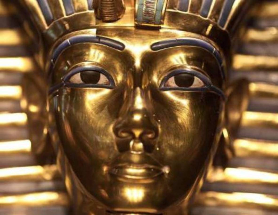 LA MALDICIÓN DE TUTANKAMÓN. En noviembre de 1922, el arqueólogo inglés Howard Carter descubrió una tumba del siglo XIV antes de Cristo perteneciente al faraón Tutankamón, un tesoro egipcio que había permanecido inalterado durante siglos. Pero, en cuestión de meses, un número de hombres conectados a la excavación comenzó a morir en circunstancias misteriosas, como fiebres, envenenamientos, asesinatos y suicidios.<br/><br/>Las momias antiguas son personajes bastante espeluznantes, es por eso que pronto surgieron rumores que decían que los hombres habían sido golpeados por la maldición de Tutankamón. Incluso hay una teoría que dice que estos hechos violentos fueron planeados por el ocultista británico Aleister Crowley, en venganza a la perturbación de la tumba del rey niño.<br/><br/>¿Fue una maldición mística o mala suerte? Bueno, han señalado que al momento en que abrieron la tumba y el sarcófago había 58 personas y un gran número de los que estaban ahí salieron ilesos de la experiencia, incluido el propio Carter.