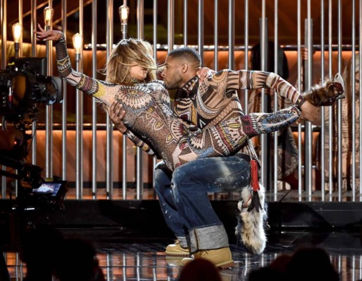 Con un vestido enjoyado y una chaqueta multicolor, comenzó su actuación cantando una versión más lenta de uno de su éxito original 'Waiting for Tonight'.<br/>