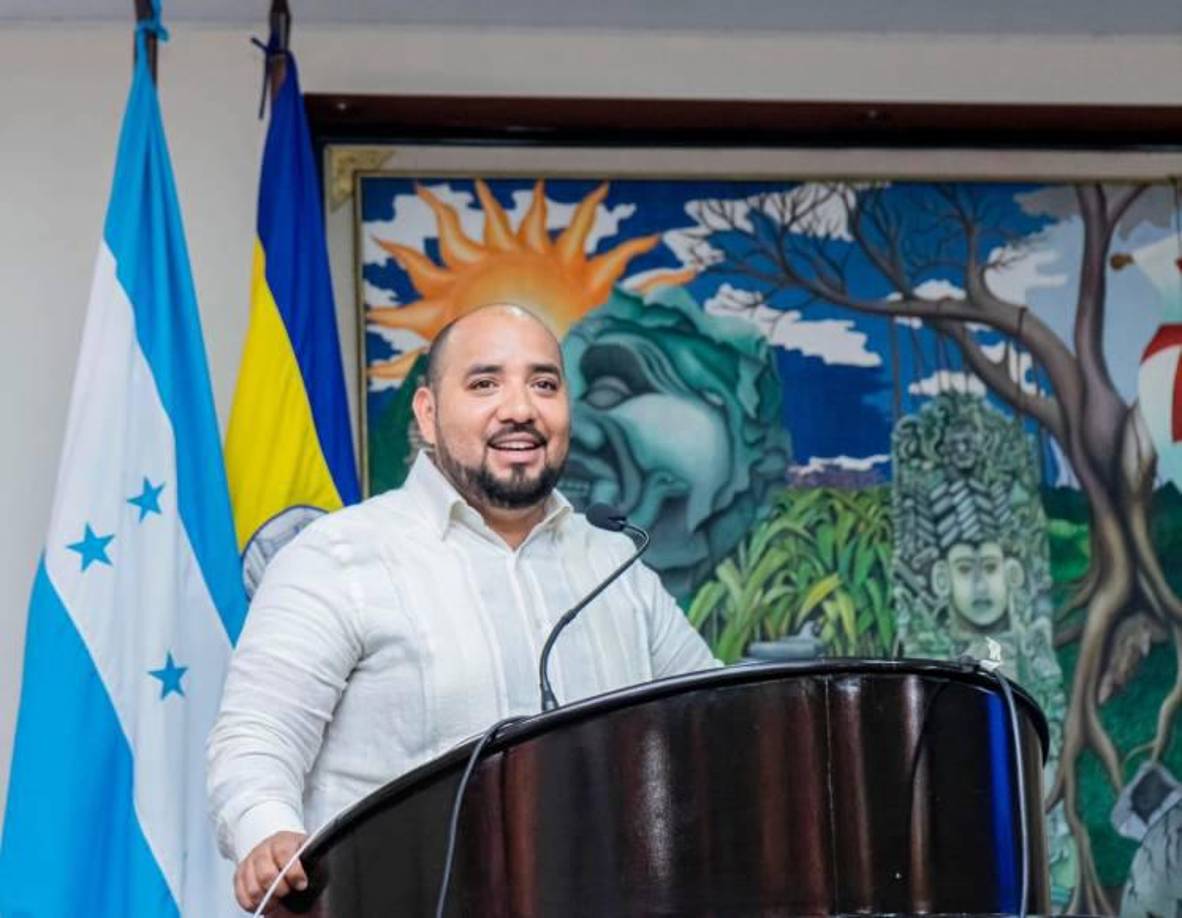 Con actitud relajada y posando como un youtuber, Sponda desglosó los memes: <br /><br />1. <b>“Llegó Navidad”</b>: Un montaje con su rostro y el cabello largo de Marco Antonio Solís, acompañado de la famosa canción del Buki.