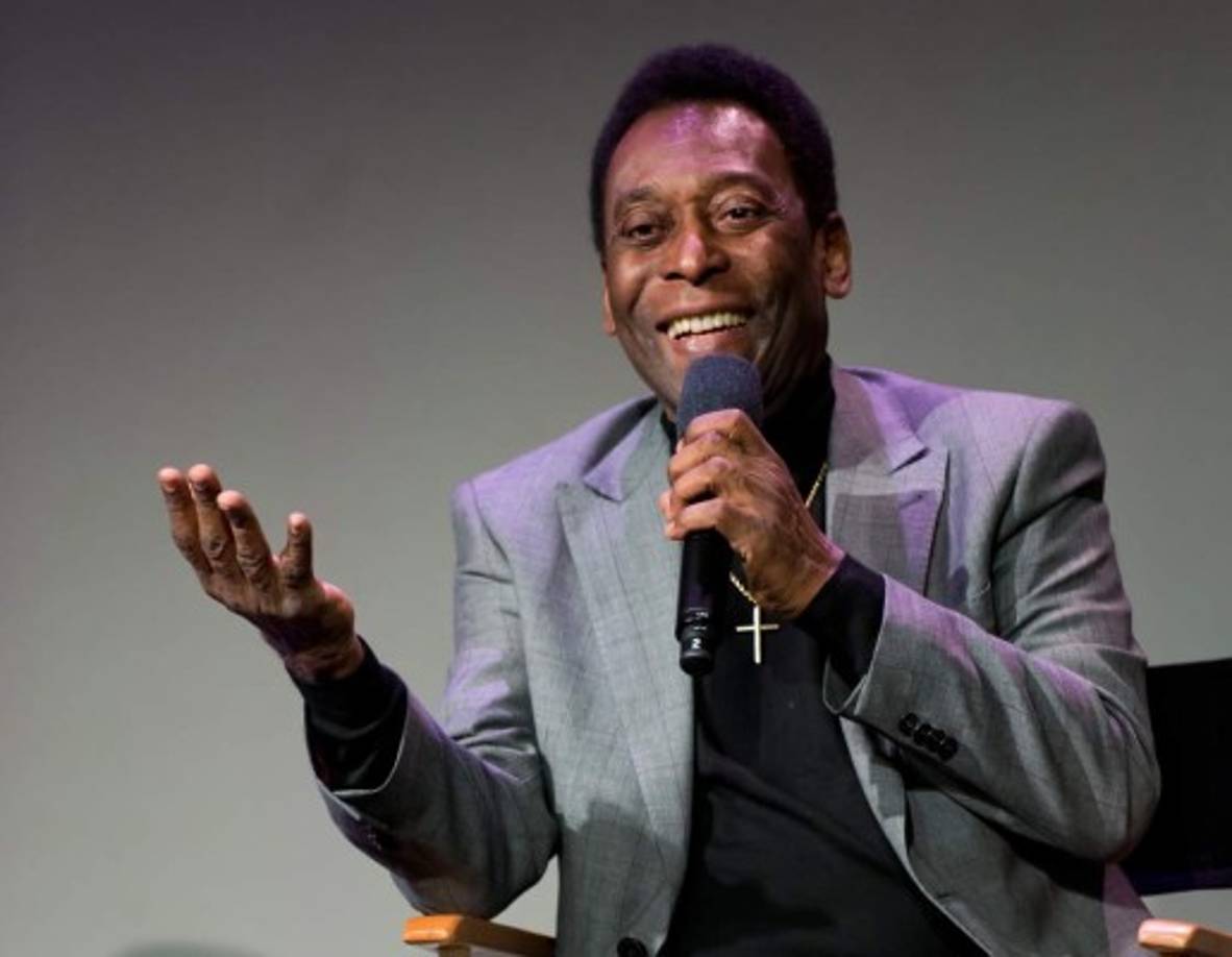 Su inconfundible talento fue descubierto a los 11 años por el futbolista Waldemar de Brito, quien en 1956 lo llevó al Baurú, club del interior de Sao Paulo, y lo presentó como el 'niño que será el mejor jugador de fútbol del mundo'.