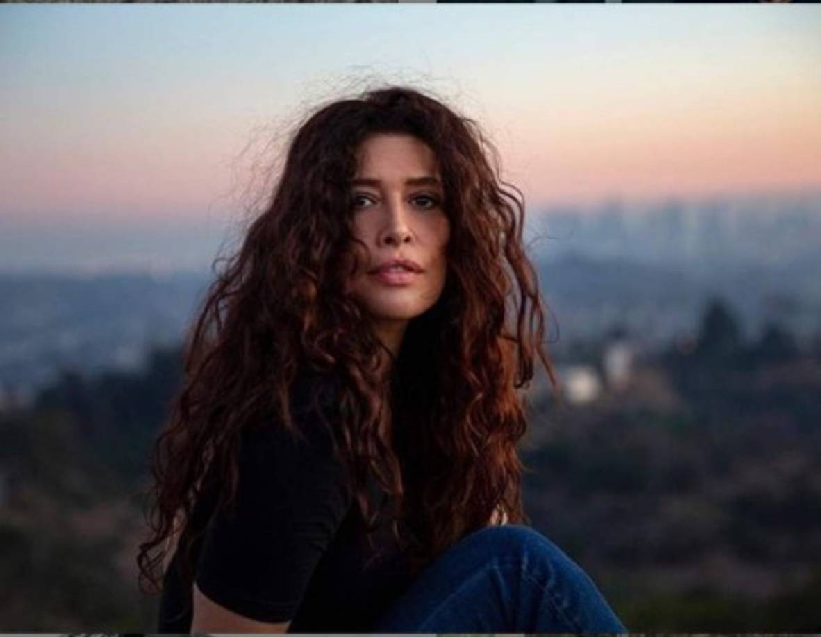 Quizás no lo sabías pero Angie es hermana de Lorna Cepeda mejor conocida como 'la peliteñida' de Betty la fea. Además Angie Cepeda fue pareja del famoso cantante Diego Torres.