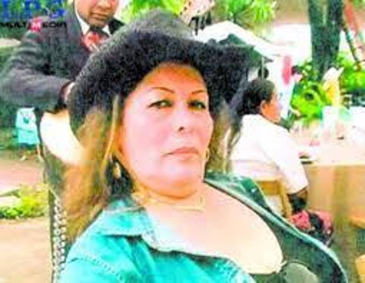 Cuando la abandonó su esposo y captor, Sebastiana Cottón comenzó a vender mercancía de contrabando para poder mantener a sus cinco hijos. Pasaría algún tiempo y conocería a su nueva pareja quien era un narcotraficante local; sin embargo, la mujer nuevamente se convirtió en viuda, pero esta vez tomó fue la jefa de la organización del crimen organizado. Entonces Sebastiana fue conocida como una mujer “exaltada” y “violenta”.