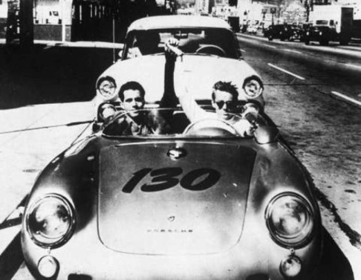 'LITTLE BASTARD'. El Porsche 550 Spyder de James Dean fue llamado 'Little Bastard', pero, ¿fue realmente el culpable de la muerte del actor? A lo que la respuesta es no, probablemente no.<br/><br/>La leyenda cuenta que, cuando James Dean murió en el convertible en el año 1955, este auto pasó a formar parte de una serie de accidentes de 1956 a 1960, lo que resultó en lesiones graves a los espectadores y la muerte incluso un conductor de camión. <br/><br/>¿Fue esta una coincidencia espeluznante o la publicidad perfecta para el propietario actual del automovil?.