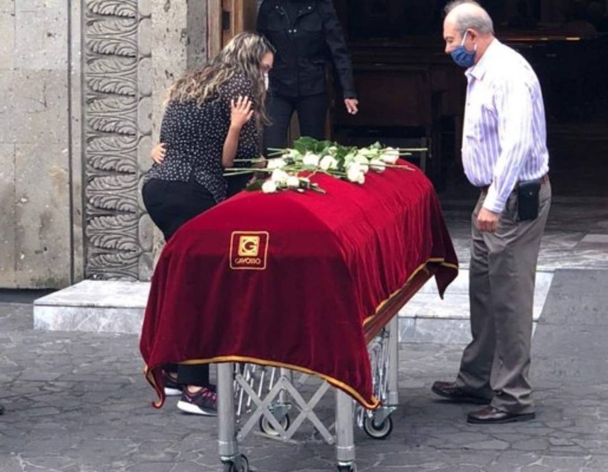 Estrella Morales, una amiga con la que realizó un programa de televisión en Tepic, Nayarit, también estuvo presente para despedir al también modelo, quien se quitó la vida el lunes.