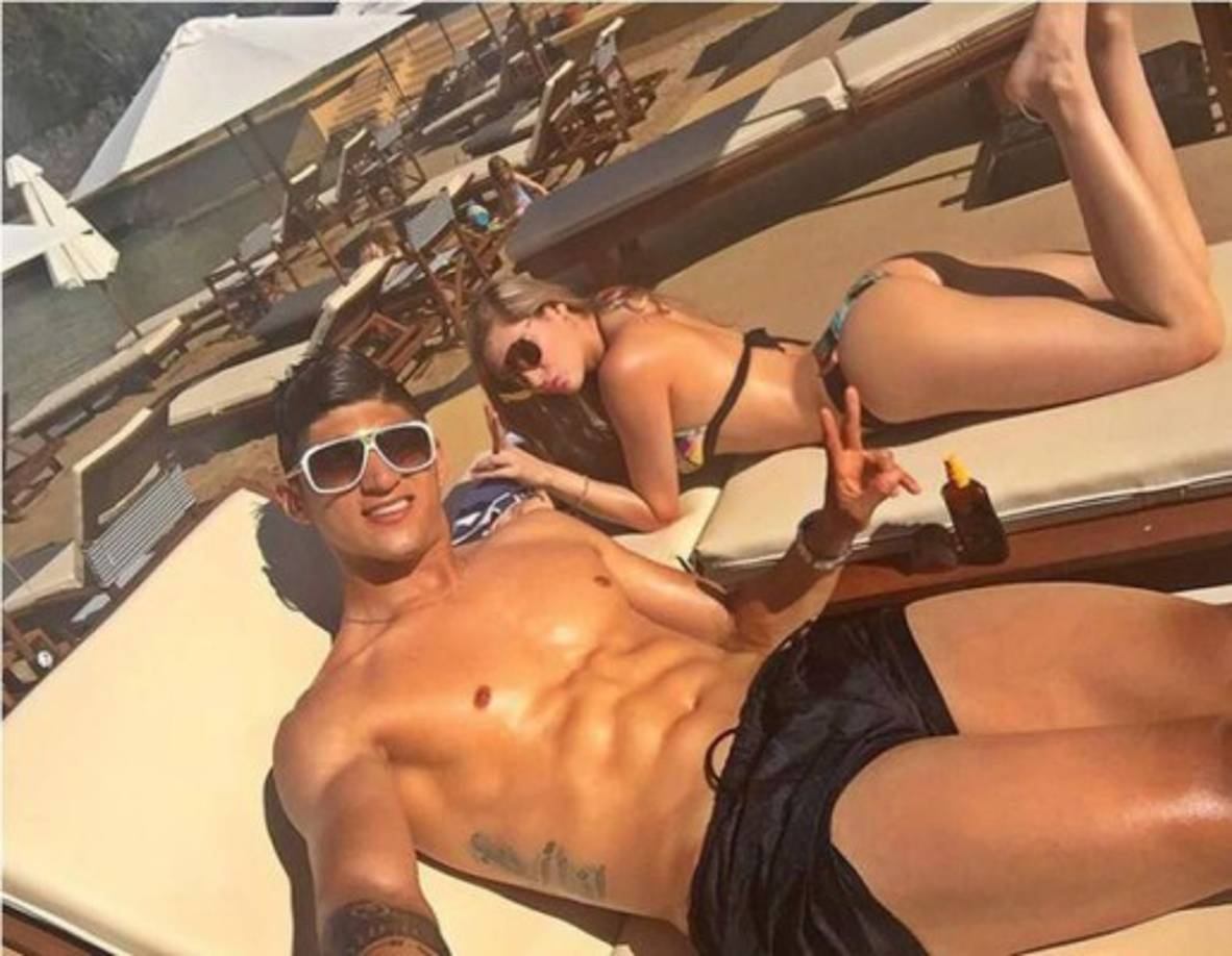 Alan Pulido: 'Eso es mentira. De mi vida se han dicho muchos rumores y ya estoy acostumbrado a que inventen cosas'.