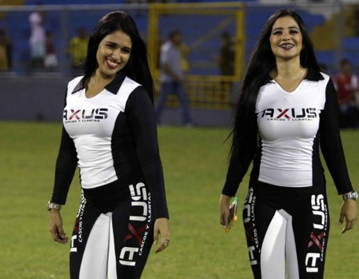 Las hermosas y sexys edecanes de la marca Axus en la cancha del Morazán.