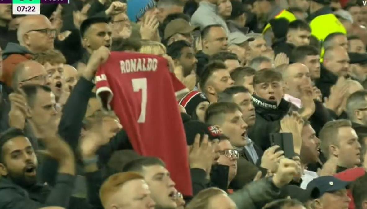 Cuando el cronómetro alcanzó el minuto 7 (el dorsal del astro portugués) los espectadores de Anfield se levantaron para aplaudir e inclusive sacaron una que otra camiseta de Cristiano Ronaldo.