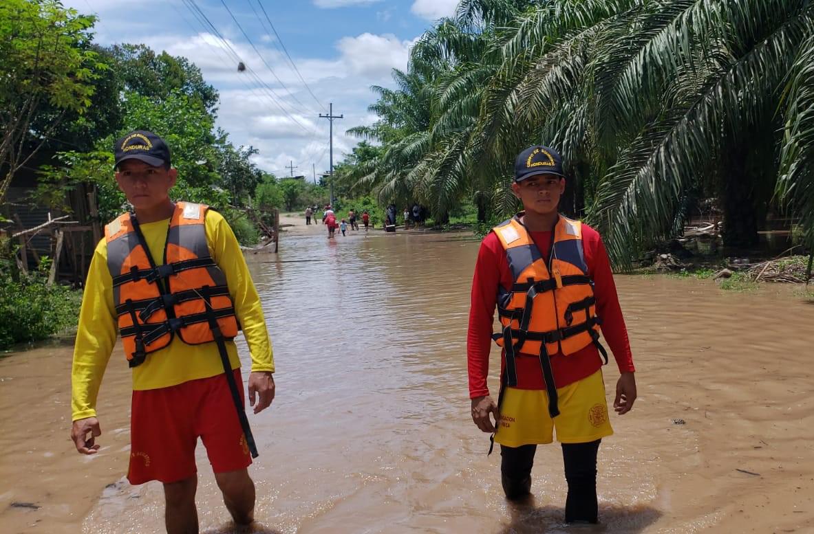 Inundaciones en excampos bananeros; nunca repararon los bordos, denuncian pobladores
