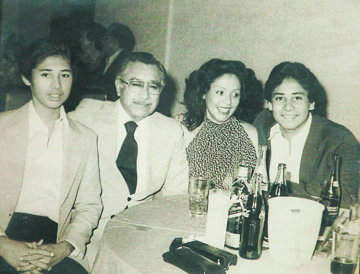 Ramón Custodio con su esposa María Elena Espinoza y sus hijos Manuel Ernesto y Ramón.