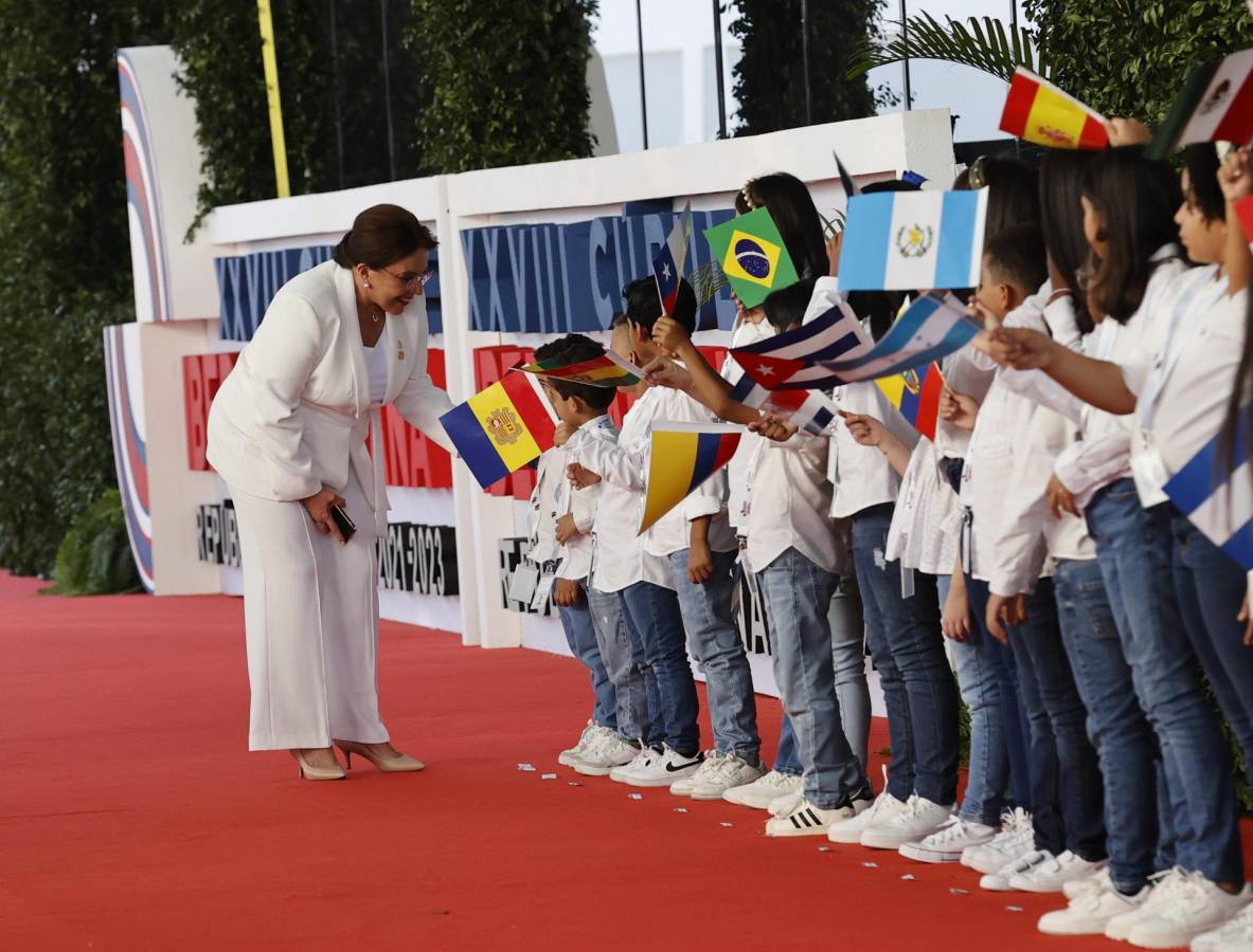 Xiomara Castro saludando a un grupo de niños a su llegada a la sesión plenaria de la XXVIII Cumbre Iberoamericana.