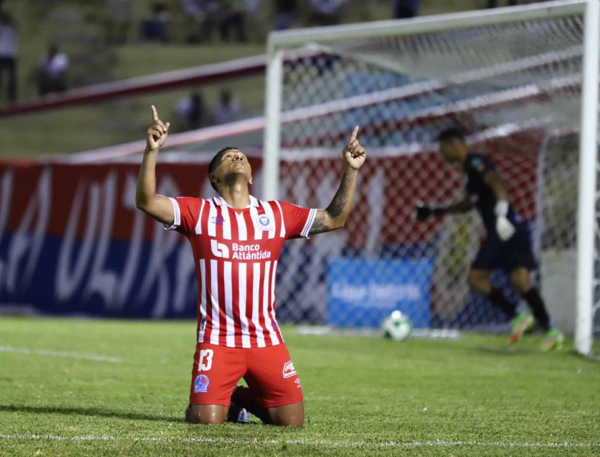 Brayan Moya celebrando su gol que abrió el marcador en el Victoria vs Olimpia.