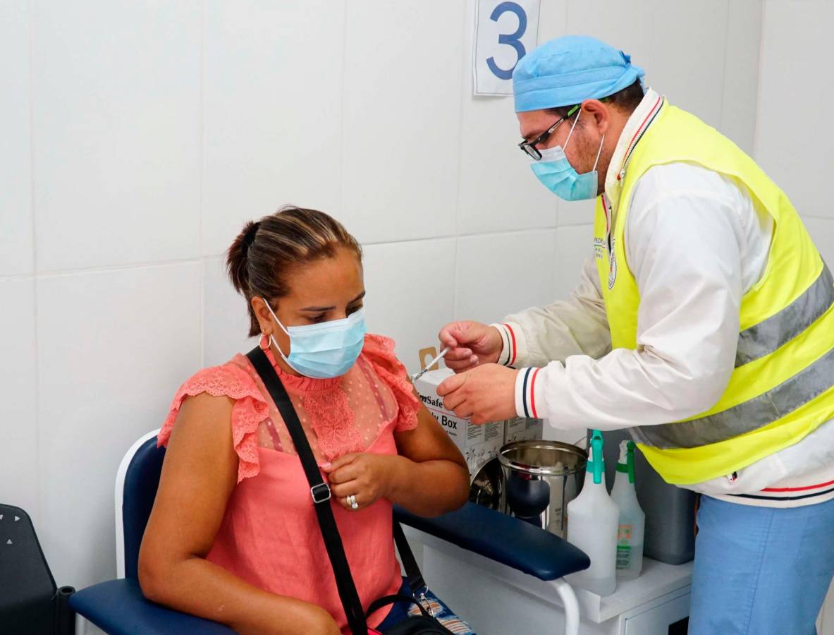 Vacunación contra el covid-19 se reanuda hoy en centros habilitados