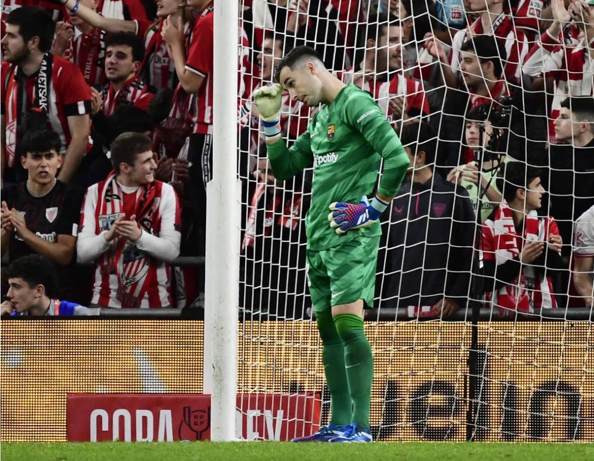 Iñaki Peña se lamenta tras encajar uno de los goles en el tiempo extra.