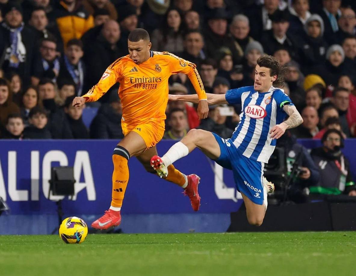 Carlos Romero se tiró en barrida y le dio una terrible patada a Kylian Mbappé por la espalda.