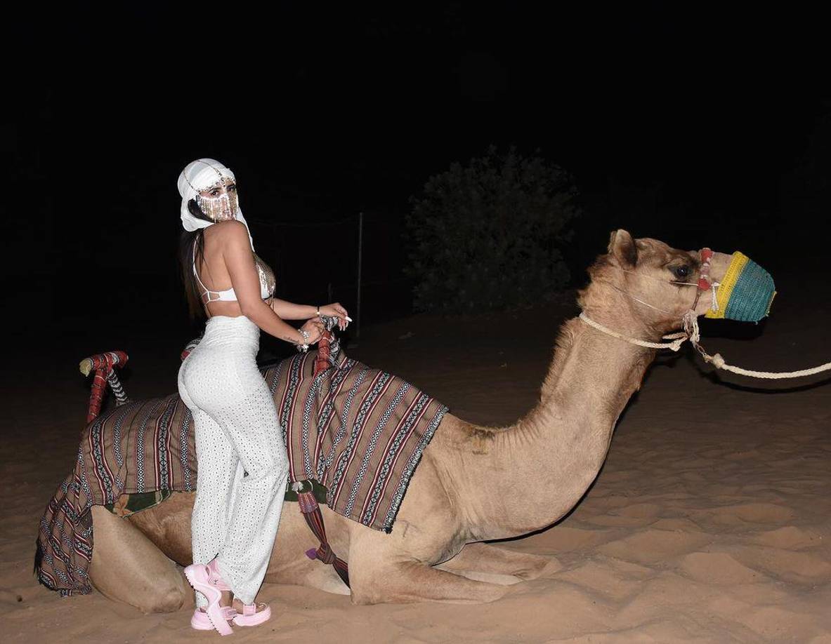 Además, se han identificado publicaciones en las mismas redes donde La Flaca se exhibía portando armas de fuego y chalecos tácticos con las letras CJNG.