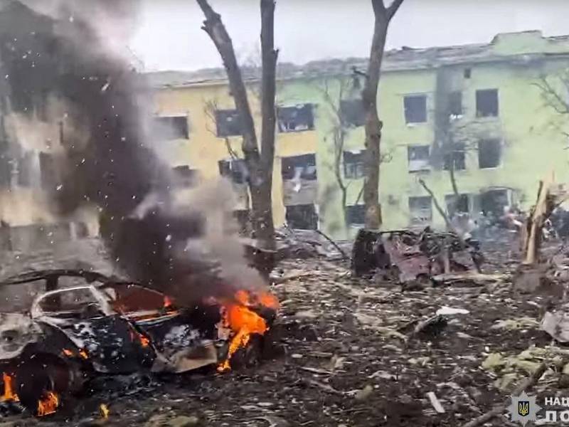 Los bombardeos rusos han destruido gran parte de Mariúpul, que permanece bloqueada evitando el escape de miles de civiles.